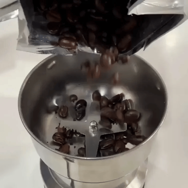 GrindMaster™ – Tu aliado para moler sin esfuerzo.